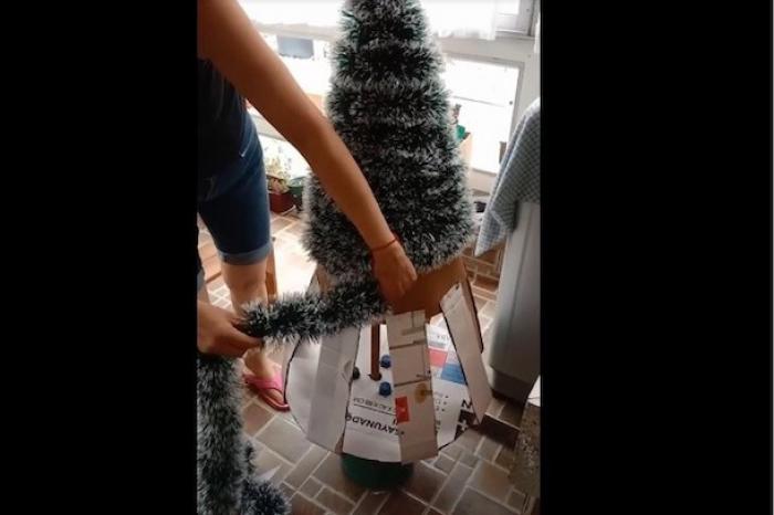 Mujer hace su propio árbol de Navidad con cartón y se vuelve viral
