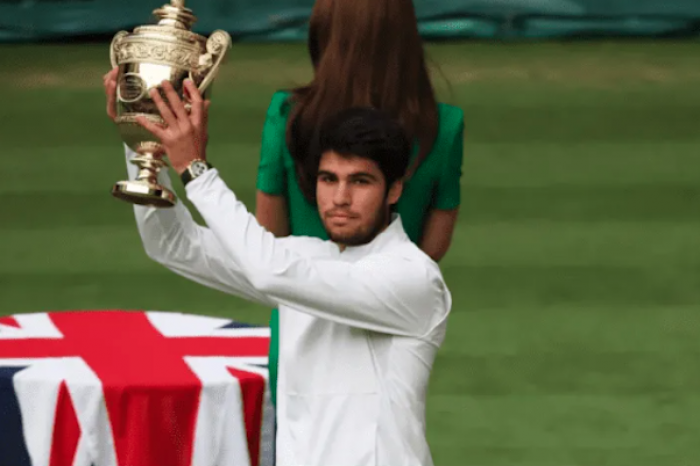 Lance - !QUE JOGO! 🎾🙌 Carlos Alcaraz faz HISTÓRIA, derrota a lenda Novak  Djokovic e conquista o torneio de Wimbledon em uma partida épica! Que  momento mágico estamos presenciando, amigos! 👏👏👏 #Alcaraz #