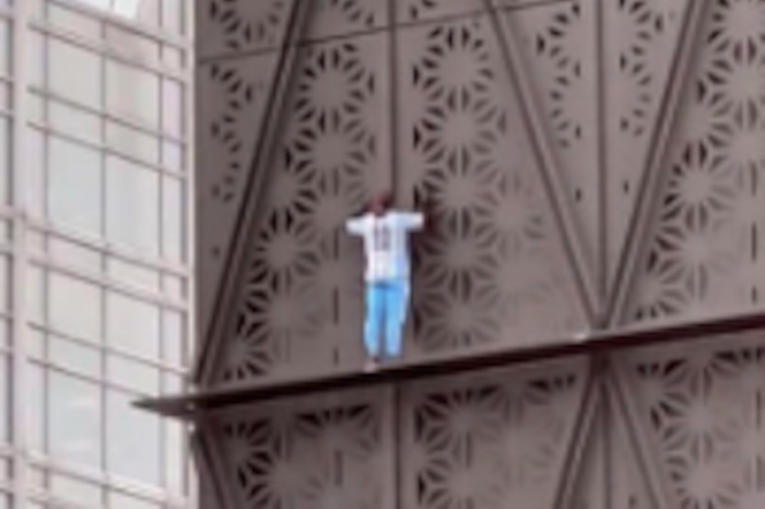 Hombre escala la Torre Globant en Buenos Aires y genera caos en redes 
