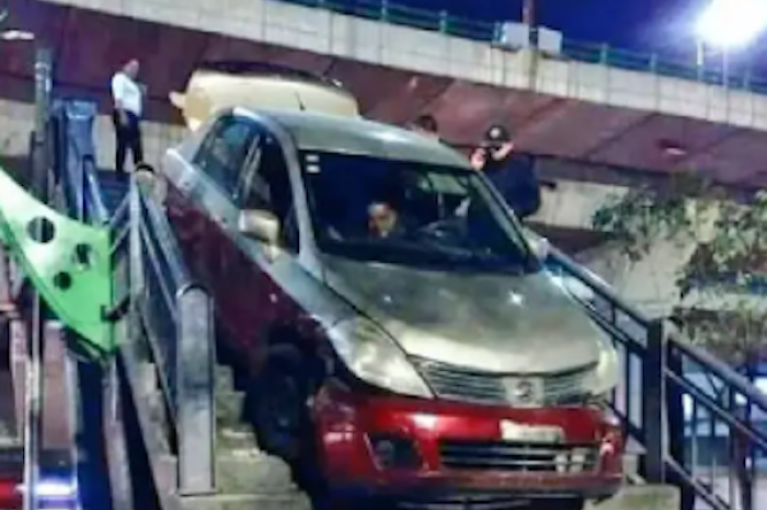 Conductor intenta cruzar un puente peatonal en Naucalpan y queda atrapado