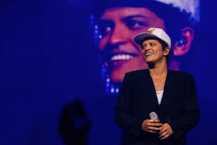 Bruno Mars celebra su regreso a México con L