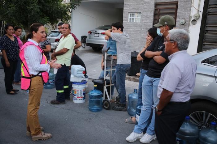 Abastecen con pipas de agua a vecinos de Guadalupe