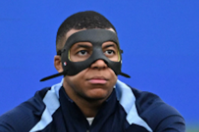 Kylian Mbappé luce peculiar máscara protectora en la Eurocopa
