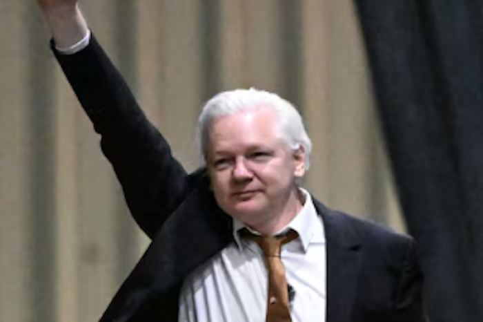  Julian Assange regresa a Australia en silenc