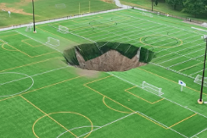 Gigantesco socavón traga cancha de fútbol en Illinois
