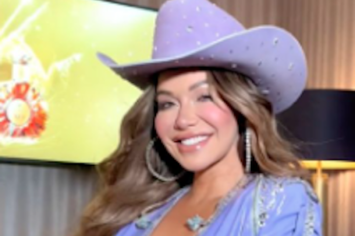 ¨Chiquis¨ rinde emotivo homenaje a Jenni Rivera con sombrero texano personalizado
