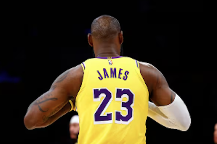 LeBron James renueva con los Lakers