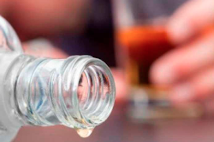 Investigan muertes por posible consumo de alcohol adulterado en Querétaro