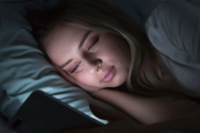 Dormir después de la 1:00 am: Un riesgo para la salud mental