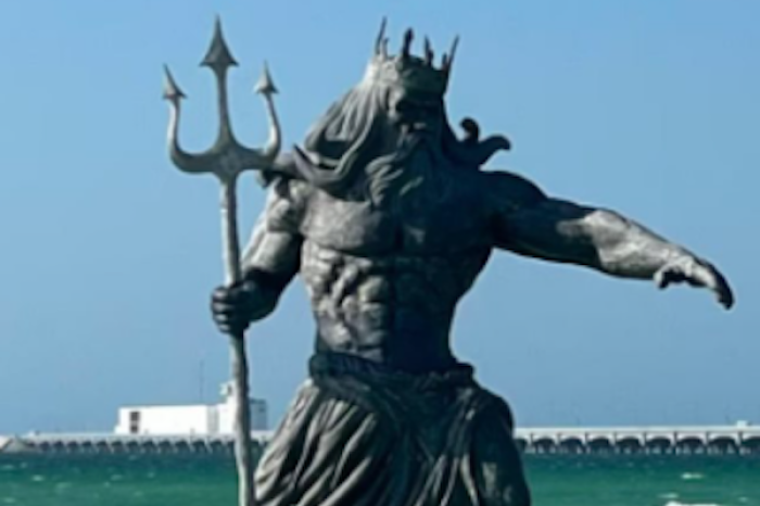 Estatua de Poseidón genera controversia ante amenaza de huracán Beryl
