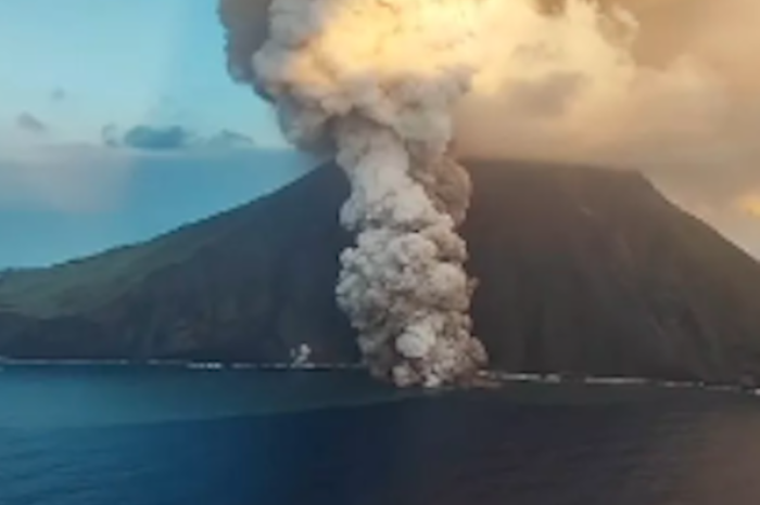 Autoridades italianas declaran alerta roja por erupción del Volcán Estrómboli