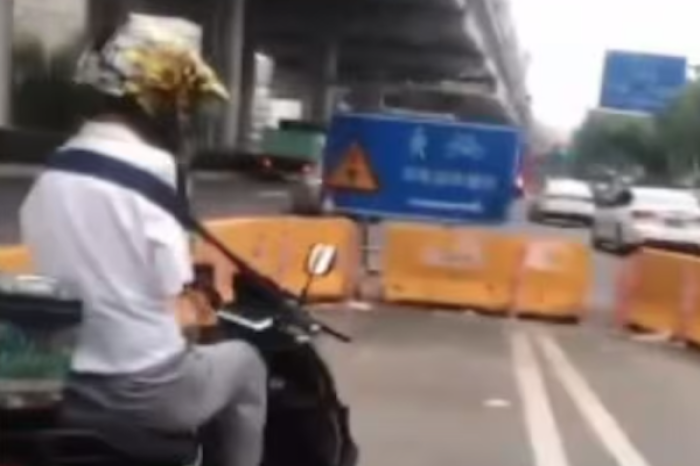 Persona sin brazos conduce motocicleta usando un ingenioso método