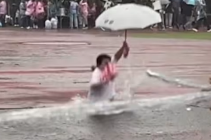 Un agujero oculto sorprende a transeúnte bajo la lluvia