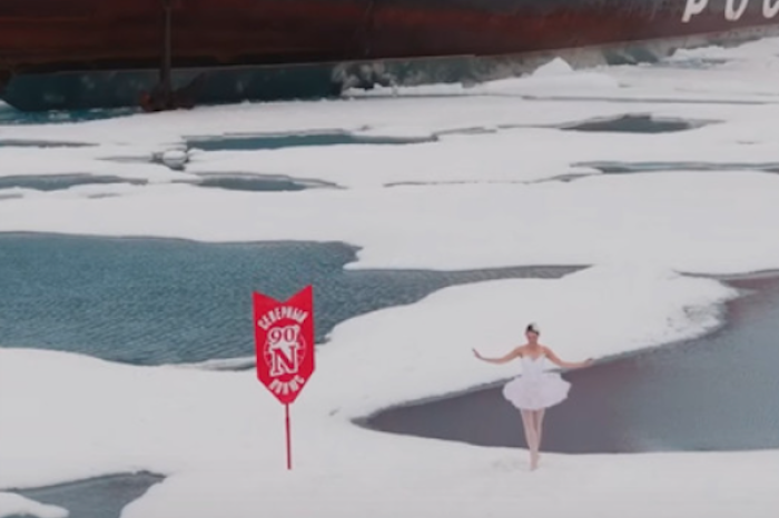 Pasajera baila ¨El Lago de los Cisnes¨ en el Polo Norte a bordo de un rompehielos ruso