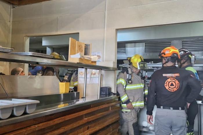 Explosión de tanque de gas en local de comida deja tres heridos