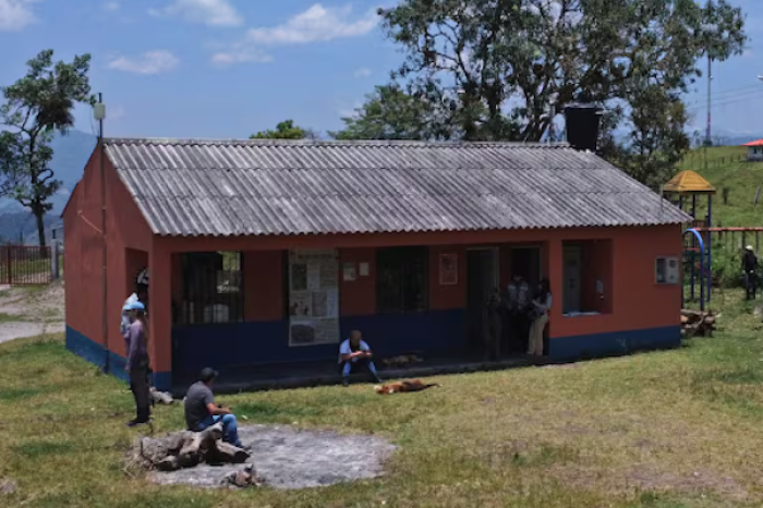 Estudiantes en Colombia cursan clases dentro del cráter de un volcán activo