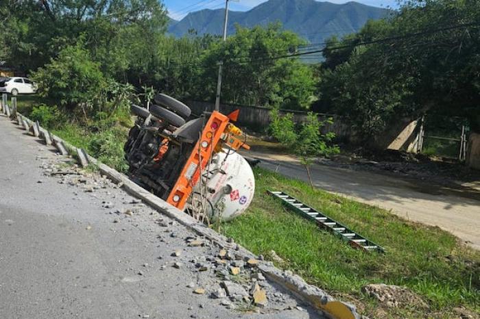 Volcadura de pipa de gas provoca evacuaciones en Santiago, Nuevo León