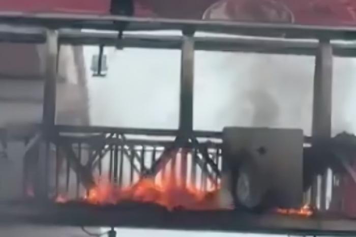 Incendio en puente peatonal genera caos vial 