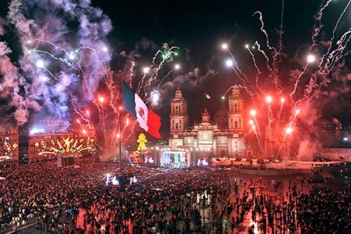 Extranjeros pagan una fortuna por aprender español y vivir el Grito de la Independencia de México