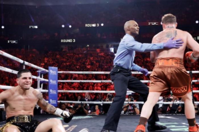 Canelo Álvarez vence a Édgar Berlanga en una dura batalla