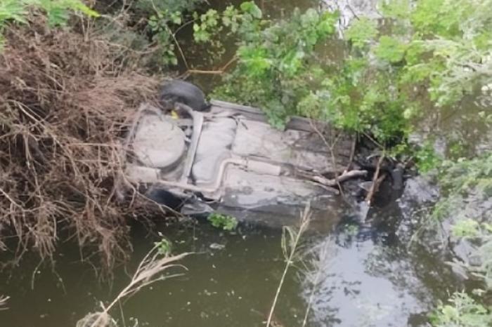 Volcadura de automóvil en presa La Boca deja