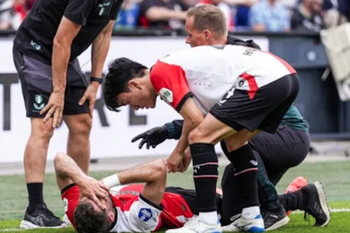 Santiago Giménez sale lesionado en el partido del Feyenoord