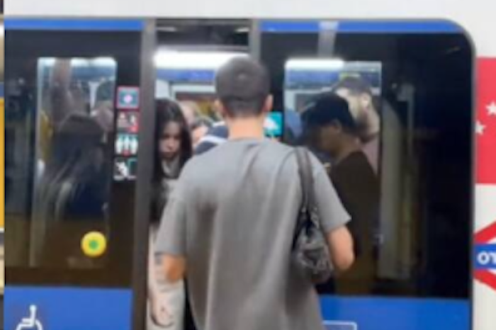 Joven se vuelve viral tras olvidar su celular en el metro