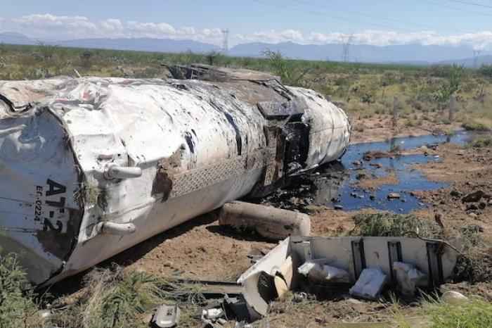 Vuelca pipa con asfalto caliente en carretera Monclova, conductor queda lesionado