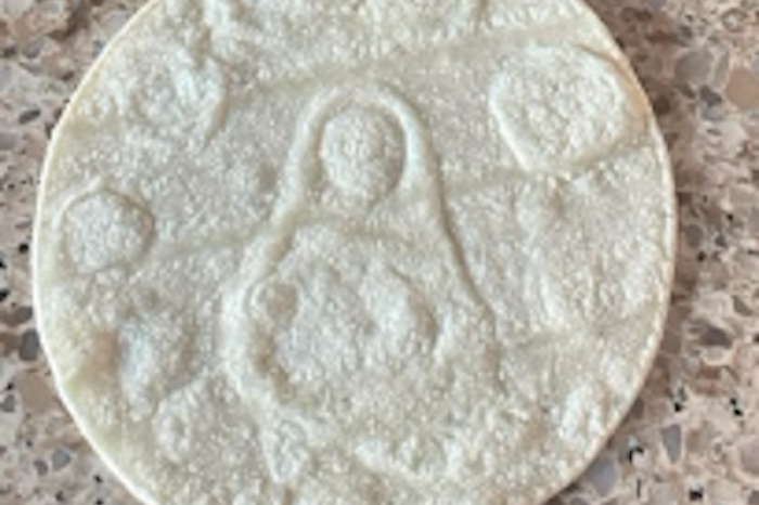 Mujer asegura ver la imagen de la Virgen de Guadalupe en una tortilla