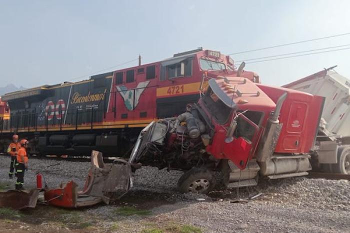 Choque entre tráiler y tren deja un lesionad