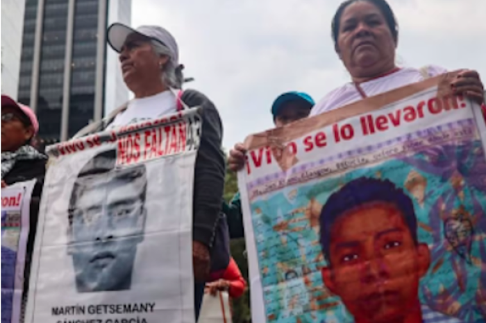 Marcha por Ayotzinapa: A 10 años, miles exigen justicia y verdad en la Ciudad de México