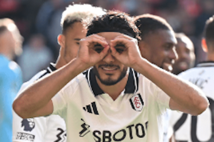 Raúl Jiménez alcanza los 100 goles en Europa con una destacada actuación en el Fulham