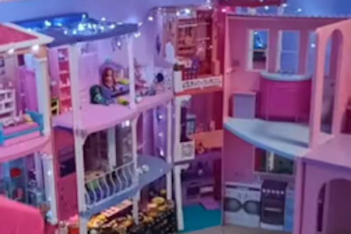 Madre se viraliza tras crear una ciudad de Barbie para su hija