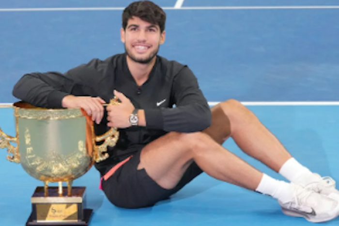 Carlos Alcaraz se impone en el Abierto de China tras un tense duelo con Jannik Sinner