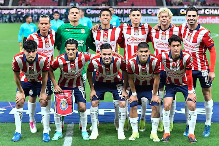 Jugador de Chivas lanzó un petardo y provoc