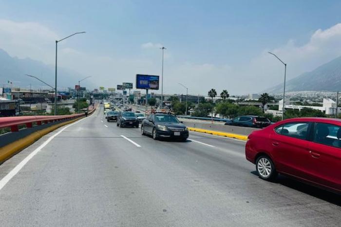 Santa Catarina reabre carriles en el puente La Fama