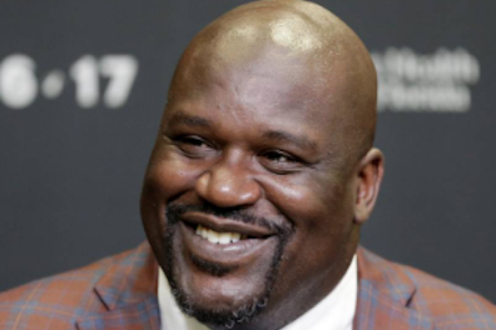 Shaquille O*Neal sorprende a niños en Ecatepec con donación de tenis