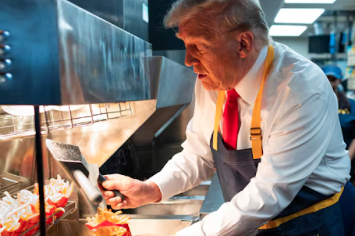 Trump sorprende preparando papas fritas en McDonald*s y lanza crítica hacia Kamala Harris