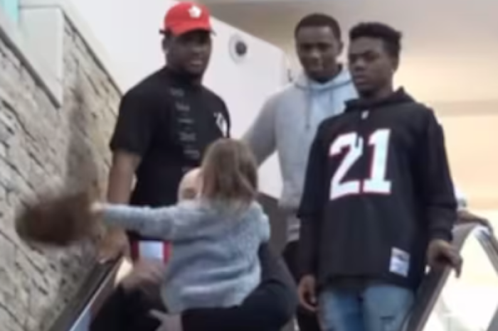 ¡Qué bochorno! Niño le arranca el peluquín a su padre en pleno centro comercial    