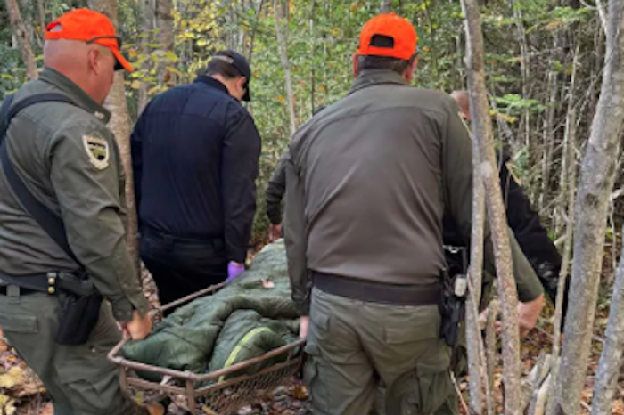 Mujer de 72 años es rescatada tras cuatro noches perdida en un bosque de Maine