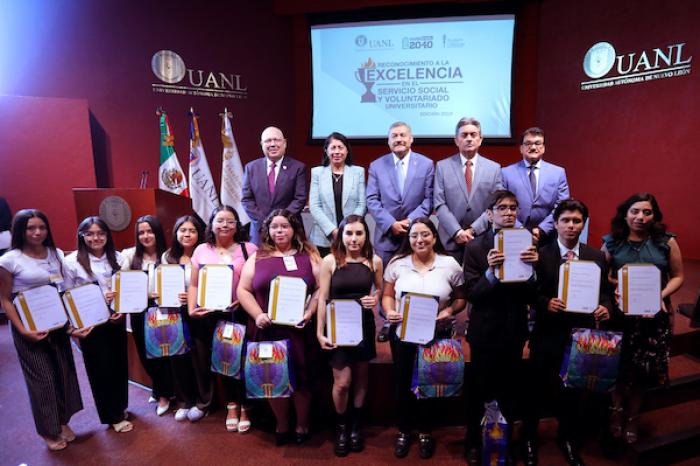 Reconoce UANL vocación de servicio de estudiantes