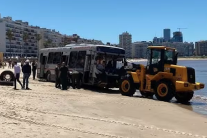 Grave accidente de autobús en Montevideo deja 15 heridos