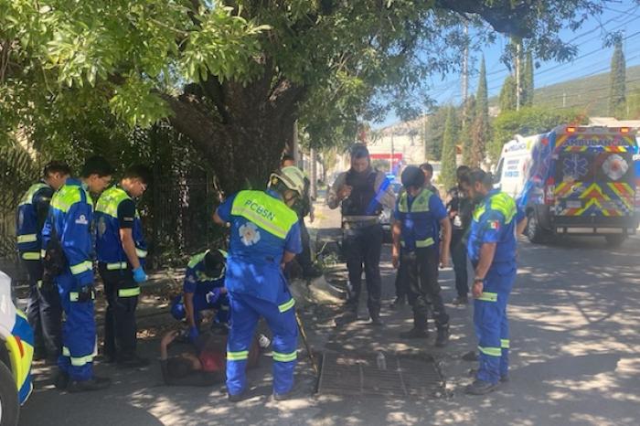 Rescatan a hombre tras dos días atrapado en una alcantarilla