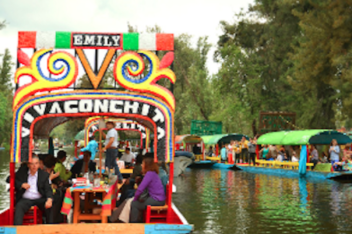 Proponen declarar las trajineras de Xochimilco como Patrimonio Cultural Inmaterial de la CDMX