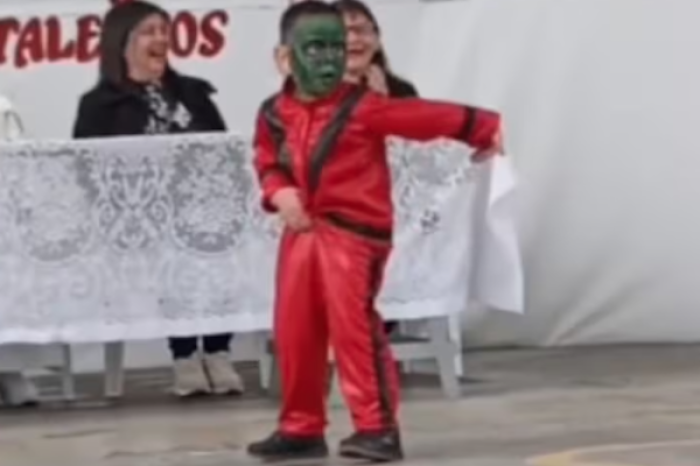 Niño de 4 años sorprende con impecable imitación de Michael Jackson en un festival escolar