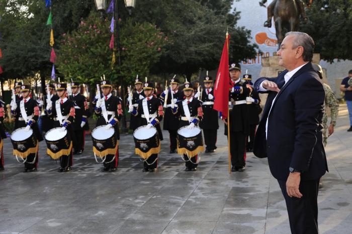 Honran símbolos patrios en ceremonia cívica