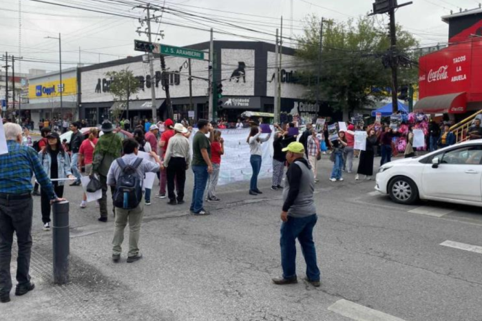 Usuarios del transporte bloquean Av Juárez e