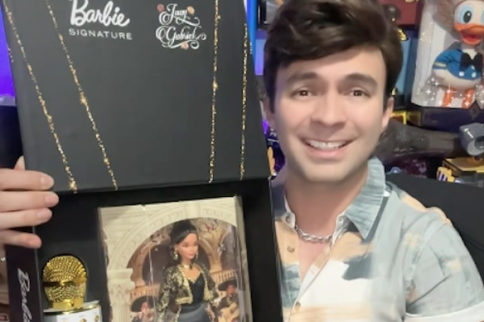 Fanático presume su Barbie de Juan Gabriel con micrófono incluido