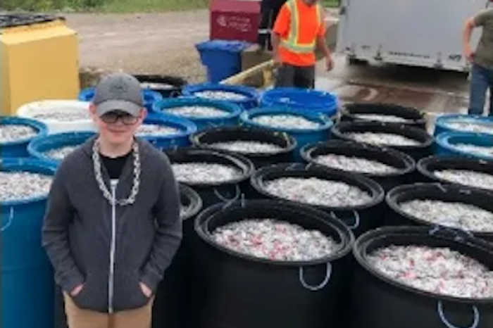 Niño de 10 años rompe récord Guinness con su campaña de reciclaje de anillas de aluminio