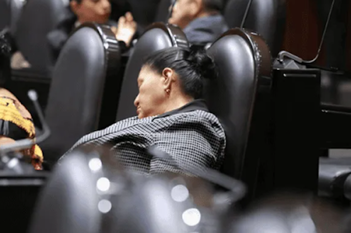 Diputada de Morena queda dormida en pleno deb